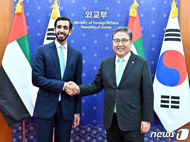 박진 외교부 장관(오른쪽)과 샤크부트 빈 나흐얀 알 나흐얀 아랍에미리트연합(UAE) 아프리카 담당 국무장관. (외교부 제공) 2023.9.11/뉴스1