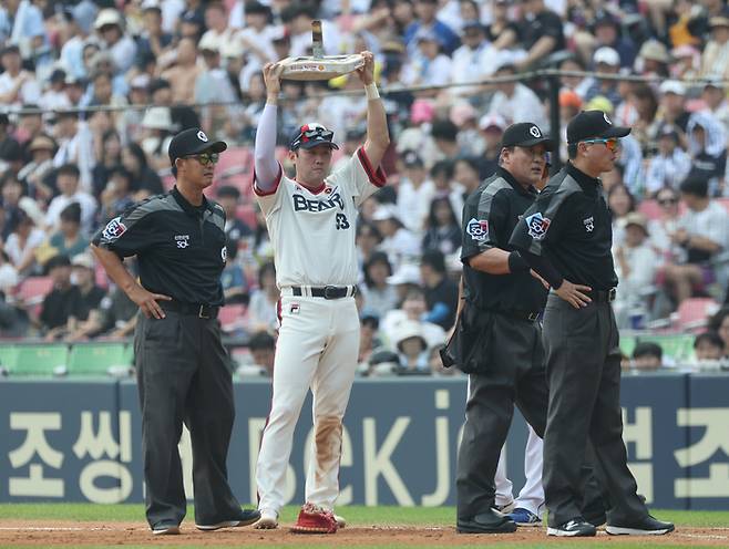 두산 양석환(왼쪽 두 번째)이 10일 잠실구장에서 열린 2023 KBO리그 삼성전에서 4회초 수비 도중 1루 베이스를 교체 신호를 보내고 있다. 사진 | 잠실=연합뉴스