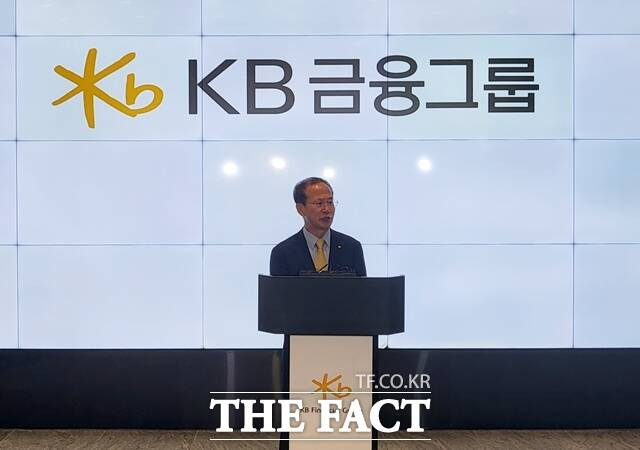 양종희 KB금융그룹 회장 내정자가 11일 오전 서울 여의도 KB금융지주 신관에서 기자들과 만나 약식 인터뷰를 하고 있다. /정소양 기자