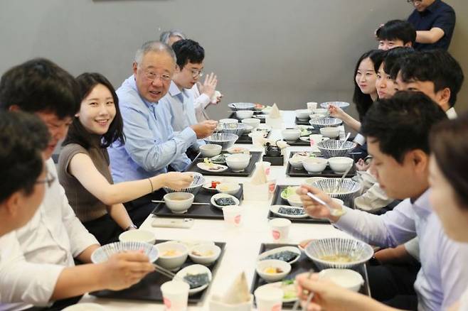 류진 전경련 회장이 11일 전경련회관 구내식당에서 수산물로 구성된 메뉴로 임직원들과 식사를 하고 있다. 전경련은 구내식당 급식을 담당하는 CJ프레시웨이와 함께 11일부터 1주일 동안 수산물 메뉴를 제공하는 수산물 안심 소비 캠페인을 진행한다. 이를 통해 우리 수산물의 안전함을 알리고 어민과 수산업계에 대한 지원을 요청할 예정이다.