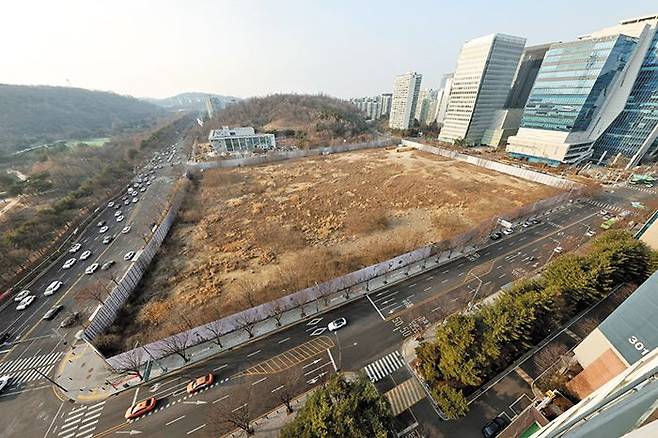 2012년 사업이 무산된 이후 11년간 공터로 남아 있는 서울 마포구 ‘상암 디지털미디어시티(DMC ) 랜드마크’ 부지의 모습. /마포구