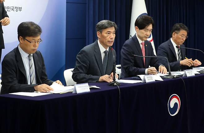 박구연(왼쪽 둘째) 국무조정실 국무1차장이 11일 오전 서울 종로구 정부서울청사에서 후쿠시마 오염수 방류에 관한 브리핑을 하고 있다. /뉴시스