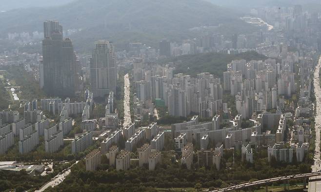 지난 5일 서울 송파구 롯데월드타워 서울스카이에서 바라본 강남구 아파트 단지./뉴스1