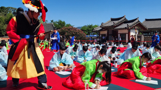 세계문화유산으로 등재된 돈암서원에서 지난 8일 500여 명의 학생과 시민이 참석한 가운데 과거로 떠나는 시간여행 '사계 인문학 대축제'가 성황리에 개최됐다. 사진은 논산향시 진행 장면 사진=정종만 기자