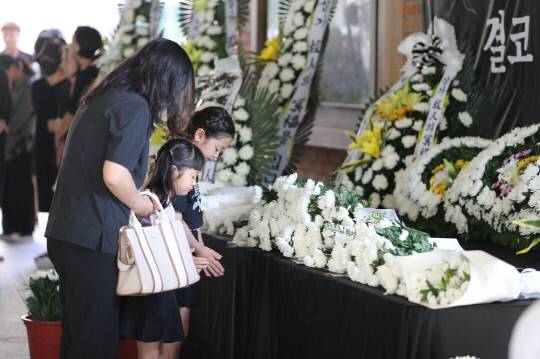 지난 9일 시민들이 악성 민원에 시달리다 스스로 세상을 등진 대전 초등학교 교사 A 씨를 추모하기 위해 마련된 공간에 헌화를 하고 있다. 김영태 기자