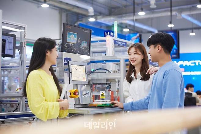 한국기술교육대학교 학생들이 교내 스마트러닝패토리에서 실습을 하는 모습.ⓒ한국기술교육대학교