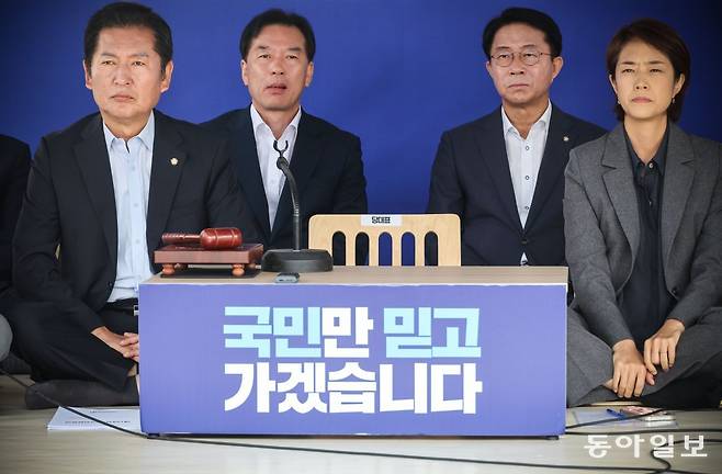 11일 오전 서울 여의도 국회 본관 앞 단식투쟁 천막에서 더불어민주당 최고위원회가 열린 가운데 이재명 대표의 자리가 비어있다.  단식 12일 차에 들어선 이 대표는 이날 건강 악화로 최고위에 참석하지 않았다. 박형기 기자 oneshot@donga.com