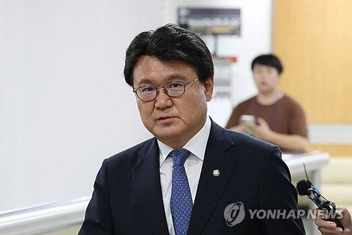 황운하 더불어민주당 황운하 의원이 11일 서울 서초구 서울중앙지방법원에서 열린 문재인 정부 당시 청와대의 울산시장 선거 개입 의혹 관련 1심 공판에 출석하고 있다. [연합뉴스]