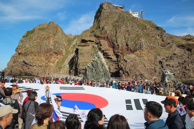 [서울=뉴시스] 독도 태극기 퍼포먼스 (사진=서경덕 교수팀 제공): 2023.09.11. photo@newsis.com *재판매 및 DB 금지 /사진=뉴시스