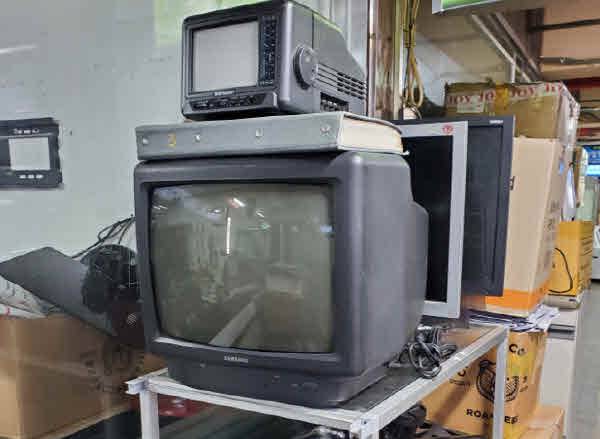 자잘한 CRT TV나 LCD 같은 것들이 놓여져 있다
