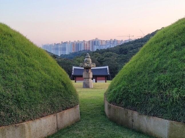 김포 장릉의 원종릉과 인헌왕후릉 봉분 사이에서 남향을 바라본 모습. 멀리 검단신도시 고층 아파트 건물이 빽빽하게 올라온 광경이 보인다. 지난 2021년 10월 촬영한 사진이다. 노형석 기자