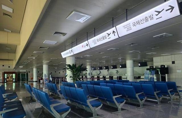 지난 7월 양양국제공항 대합실이 19일 썰렁한 모습을 보이고 있다. 이후 양양공항에선 지난 8월부터 두 항공사가 양양~김포, 청주 노선 운항에 들어갔으나 최근 모두 중단돼 개점휴업 상태가 장기화하는 것은 아닌지 우려가 커지고 있다. 연합뉴스