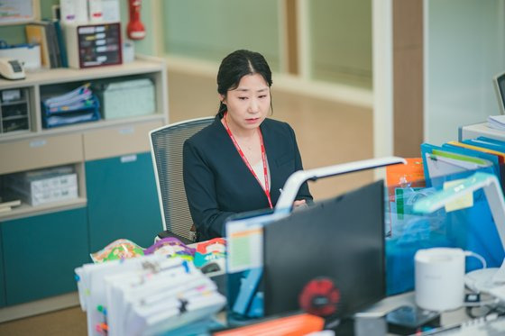 ‘잔혹한 인턴’에서 고해라 역을 맡은 배우 라미란. 과장이었지만 밑바닥 인턴으로 다시 시작하게 된 40대 경력단절 여성을 연기했다. [사진 티빙]