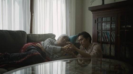 엄마(재키 청)는 문득 이문세의 '옛사랑'을 흥얼거리는데, 아빠의 불륜을 감지한 노래이기도 하다. [사진 시네마뉴원]