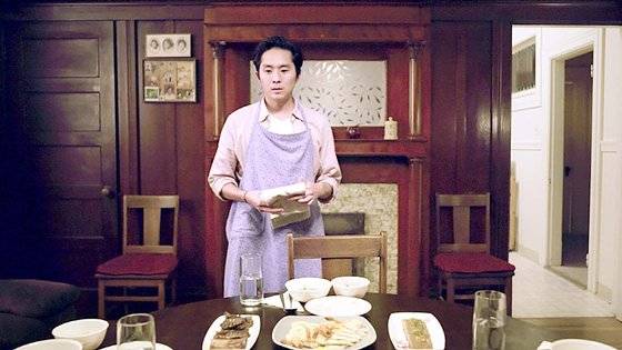 영화 '커밍 홈 어게인'은 위암 말기의 엄마를 위해 정성껏 한 상 차리는 아들 창래(저스틴 전)의 한 해 마지막 날을 담았다. [사진 시네마뉴원]