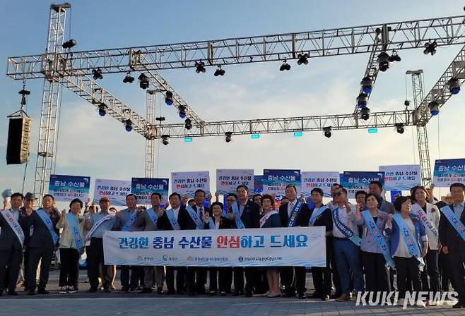 충남도는 지난 9일 홍성 남당항 새우축제에서  ‘건강한 충남 수산물 안심 소비’ 캠페인을 진행했다.