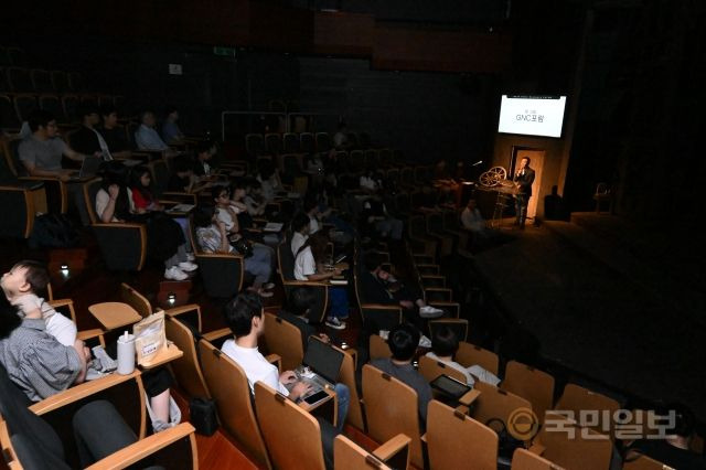 광야아트 미니스트리 총괄본부장 윤성인 선교사가 11일 서울 강남구 광야아트센터에서 열린 GNC(Good News Contents)포럼에서 ‘GNC 웹 플랫폼’에 대해 설명하고 있다. 신석현 포토그래퍼