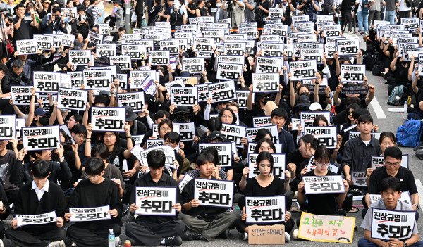 전국 교사들이 ‘공교육 멈춤의 날’로 지정한 4일 서울 영등포구 여의도 국회 앞에 모인 교사들이 숨진 서이초 교사를 추모하고 있다. 권현구 기자