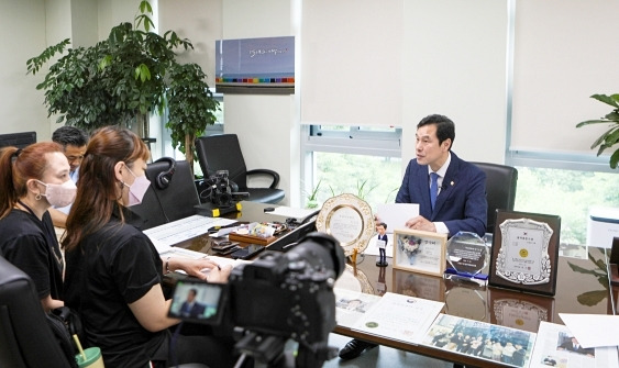 강성삼 하남시의회 의장과 인터뷰하고 있는 박현진 사무처장과 김효진 운영위원장. 어머니감시단 하남본부 제공