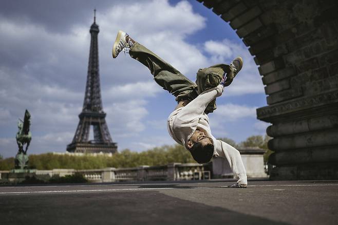 홍텐이 내년 올림픽이 열리는 프랑스 파리의 에펠탑 앞에서 화려한 퍼포먼스를 선보이고 있다. 그는 항저우 아시안게임 금메달뿐 아니라 파리 올림픽 출전을 목표로 하고 있다.  파이브링스