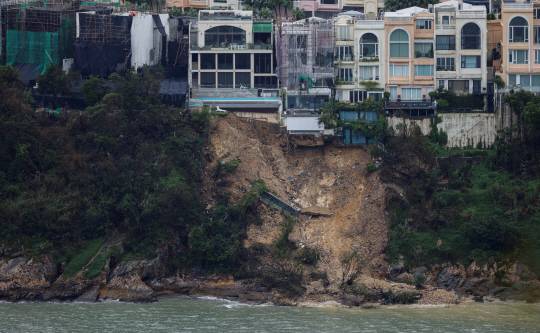 10일 홍콩섬 타이탐 해안가에 있는 레드힐 페닌술라 72호 등의 하부 경사지가 붕괴돼 있다. 로이터 연합뉴스