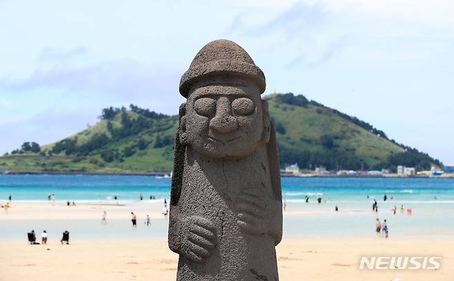 [제주=뉴시스] 우장호 기자 = 제주시 한림읍 금능해수욕장을 찾은 관광객들이 물놀이를 하고 있다. (뉴시스DB) woo1223@newsis.com