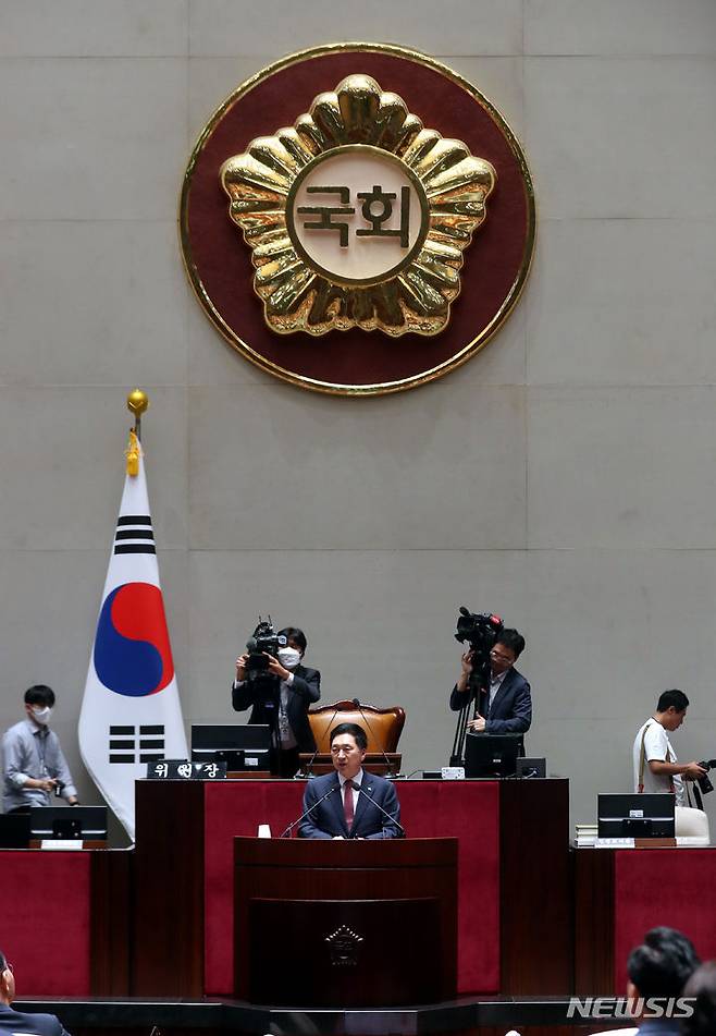 [서울=뉴시스] 조성봉 기자= 김기현 국민의힘 대표가 11일 오후 서울 여의도 국회 예결위 회의장에서 열린 의원총회에서 발언을 하고 있다. 2023.09.11. suncho21@newsis.com