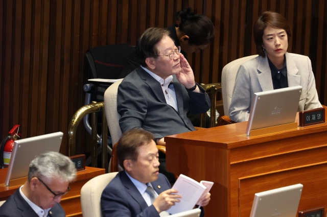 ▲더불어민주당 이재명 대표가 6일 국회에서 열린 본회의 대정부질문에 참석해 고민정 의원과 대화하고 있다. ⓒ연합뉴스