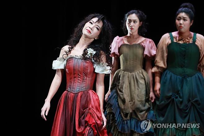 자유로운 카르멘 (서울=연합뉴스) 진연수 기자 = 8일 오후 서울 종로구 세종문화회관 M씨어터에서 열린 연극 '카르멘' 프레스콜에서 배우 서지우가 주요장면을 시연하고 있다. 2023.9.8 jin90@yna.co.kr