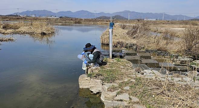 수질 시료 채취 [경기도보건환경연구원 제공 자료사진. 재판매 및 DB 금지]