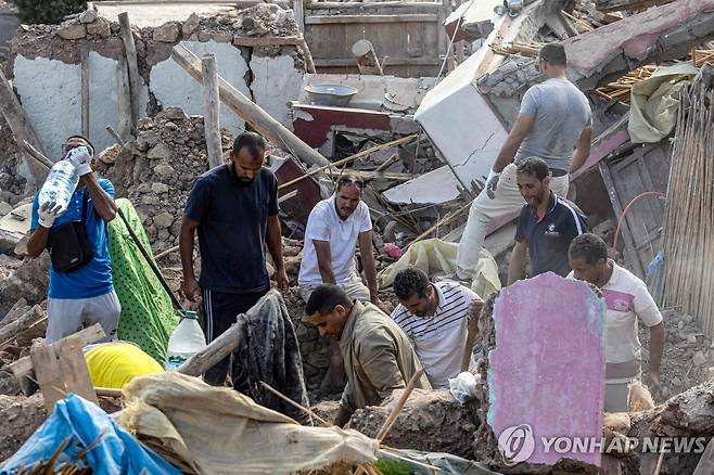 강진 발생한 모로코서 구조작업 하는 주민들 (이미은탈라[모로코] AFP=연합뉴스) 10일(현지시간) 모로코 중부 아미즈미즈 인근 이미은탈라 마을에서 주민들이 강진으로 무너진 건물의 잔해에서 구조작업을 하고 있다. 규모 6.8의 강진으로 수천 명의 사망자가 발생한 모로코에선 정부의 늑장 대응에 대한 주민의 원성이 커지고 있다. 2023.09.11 danh2023@yna.co.kr