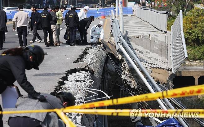 경찰, 국과수 등과 정자교 붕괴 합동 감식 [연합뉴스 자료사진]