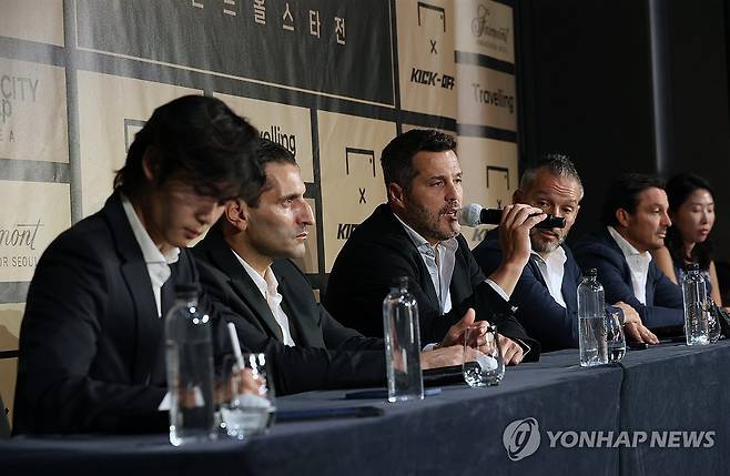 취재진 질문에 답하는 줄리우 세자르 (서울=연합뉴스) 김성민 기자 = 브라질 축구 국가대표 출신 줄리우 세자르(왼쪽 세번째)가 11일 오후 서울 영등포구 페어몬트 호텔에서 열린 '라싱시티그룹 초청 축구 레전드 방한 기자간담회'에서 취재진 질문에 답하고 있다. 2023.9.11 ksm7976@yna.co.kr