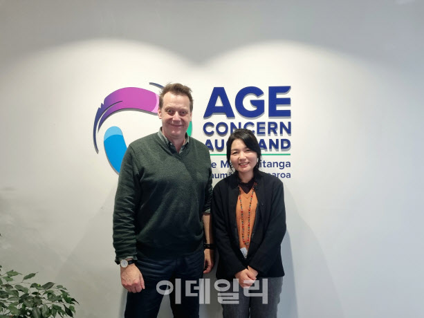 케빈 램 에이지 컨선(Age Concern) 오클랜드 대표(왼쪽)와 아시안팀에서 근무하는 써니 리 한국 커뮤니티 커넥터(오른쪽).(사진=조민정 기자)