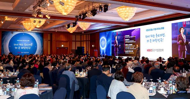 이영 중소기업벤처부 장관이 12일 롯데호텔 제주에서 개최된 ‘2023 중소기업 리더스포럼’ 개막식에 참석해 특별연설을 하고 있다.(사진=중소기업중앙회)