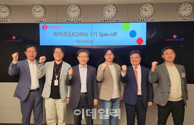 (왼쪽에서 세번째) 롯데케미칼 김교현 부회장과 (왼쪽에서 네번째) 롯데케미칼 사내벤처 1기 에코마린 박덕훈 대표