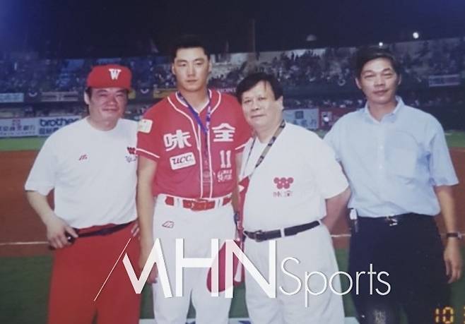 대만리그 감투상 수상 받을 당시의 김덕칠. 제공ㅣ김덕칠 본인