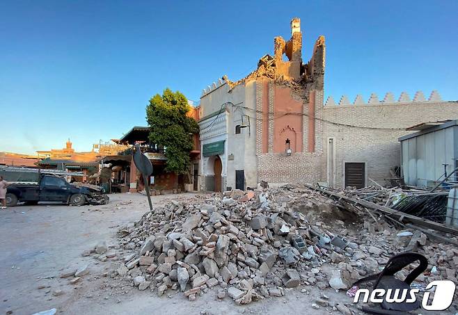 9일(현지시간) 모로코 마라케시에서 규모 6.8 지진이 발생한 가운데, 쿠투비아 모스크의 첨탑이 무너진 모습. 2023.09.09. ⓒ 로이터=뉴스1 ⓒ News1 정윤영 기자