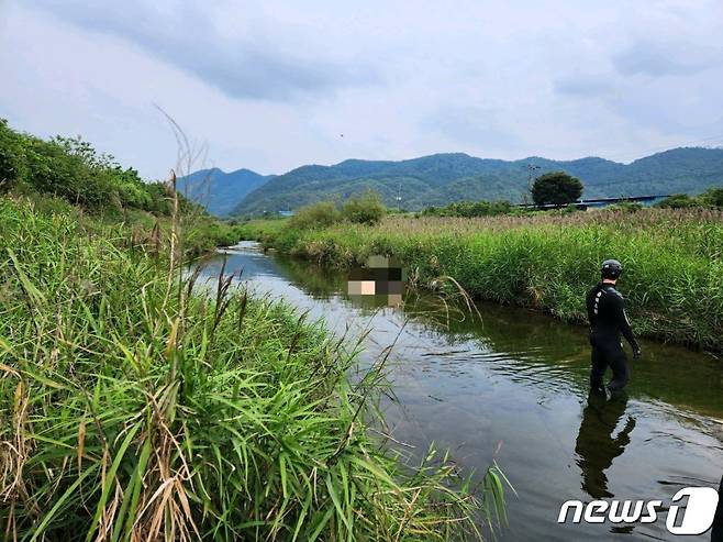 12일  오후 1시34분쯤 충북 보은군 마로면 관기리 인근 적암천에서 한 여성의 시신이 발견됐다. (보은소방서 제공)