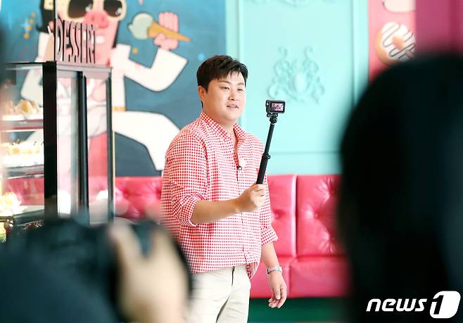 ‘트바로티’ 김호중이 12일 인천 연수구 피그몬도넛에서 TV CHOSUN 예능프로그램 ‘명곡제작소-주문 즉시 만들어 드립니다’(이하 ‘명곡제작소’) 마지막 녹화를 하고 있다. ⓒ News1 권현진 기자