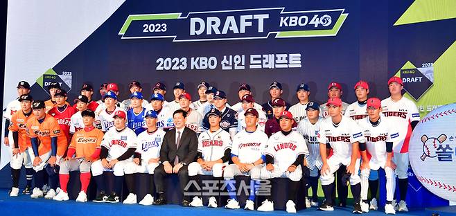 ‘2023 KBO 신인 드래프트’ 지명자들이 단체사진을 촬영하고 있다. 소공동 | 강영조기자kanjo@sportsseoul.com