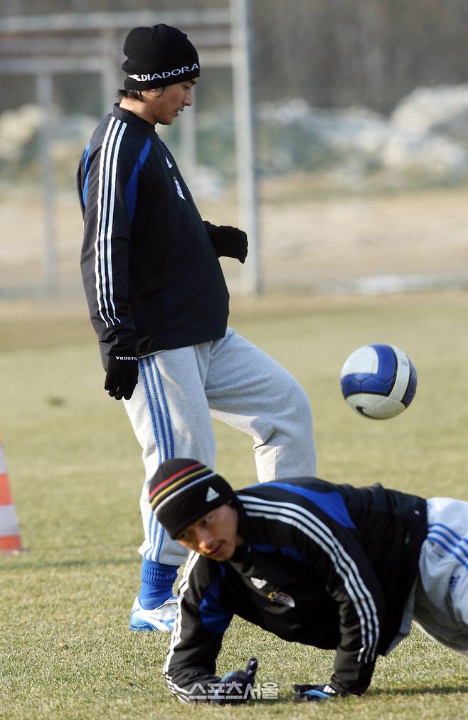 2006년 1월 훈련 중인 안정환(위)과 김남일. 스포츠서울DB