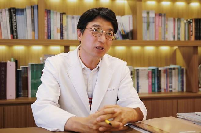 강동우 성의학 클리닉 원장이 아시아경제와 인터뷰하고 있다.