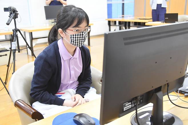 국제대회서 대국 중인 나카무라 스미레. 코로나 사태 당시 모습이다.