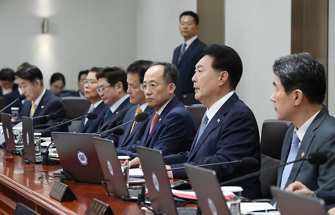 윤석열 대통령이 12일 서울 용산 대통령실 청사에서 국무회의를 주재하고 있다. /연합뉴스