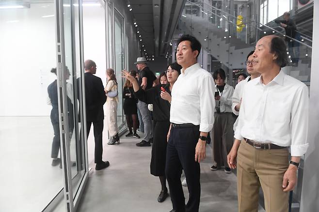 오세훈 서울시장이 지난해 10월 네덜란드 로테르담에서 '디포 보이만스 판 뵈닝언'을 관람하고 있다. /서울시