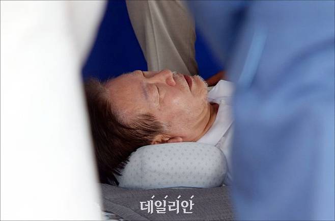 단식 12일차를 맞이한 이재명 더불어민주당 대표가 11일 국회본청 앞 단식투쟁천막에서 단식을 이어가고 있다. ⓒ데일리안 홍금표 기자