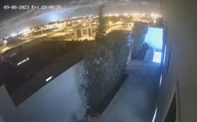 지난 8일 모로코 마라케시 지역 CCTV에 찍힌 지진광의 모습. 하늘의 왼쪽 부분에 원인을 알 수 없는 푸른 빛이 발생하고 있다. 트위터 영상 게시물 캡처.