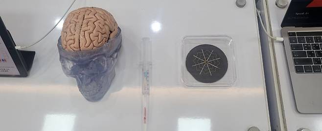 서울대 강승균 교수가 이끌고 있는 뇌질환 맞춤형 주사형 생분해성 소재연구단이 개발한 뇌질환 치료를 위한 주사형 생분해 소자는 두개골에 작은 구멍을 내 넓은 면적의 뇌를 진단·치료할 수 있다. 사진=김만기 기자