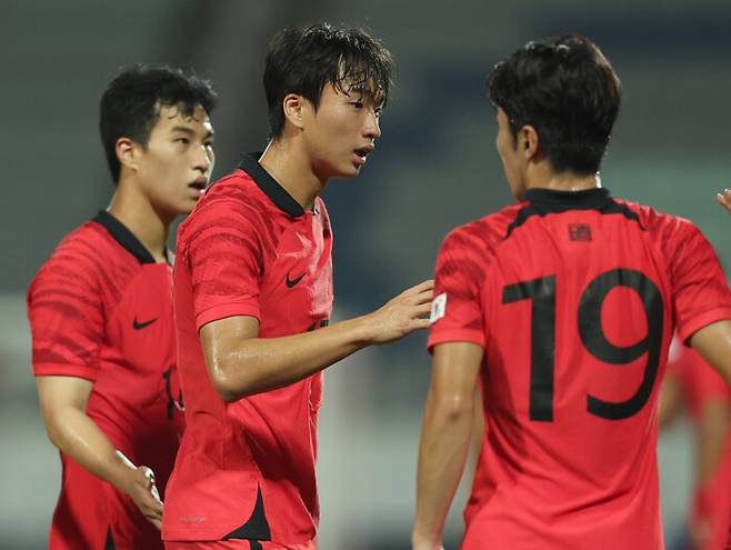 한국 22살 대표팀의 백상훈(왼쪽부터), 전병관, 오재혁이 12일 열린 2024 아시아축구연맹(AFC) 23세 이하(U-23) 아시안컵 예선 B조 미얀마와 경기에서 1골씩을 넣어 승리한 뒤 기뻐하고 있다. 창원/연합뉴스